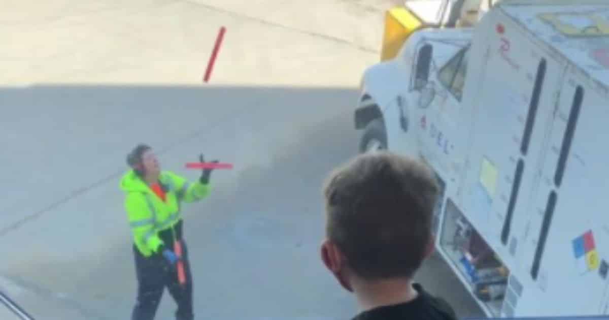 Airport Employee Juggles Batons in Amazing Show for Bored Passengers