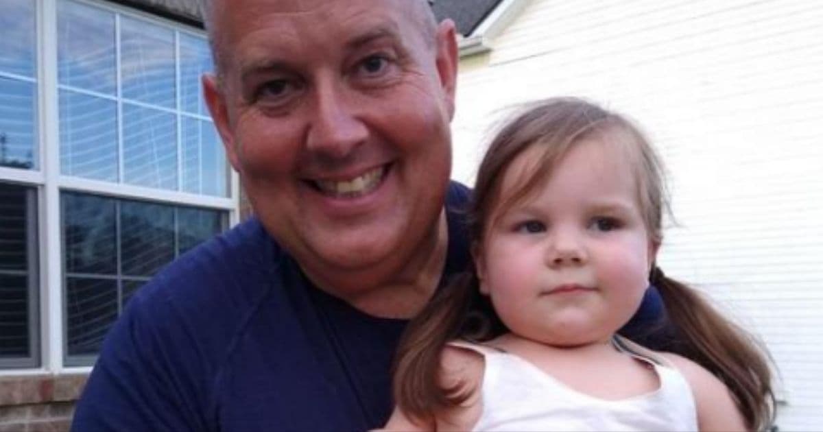 Off-Duty Police Officer Hears Screams, Rushes Over to Find 2-Year-Old Not Breathing and Turning Blue