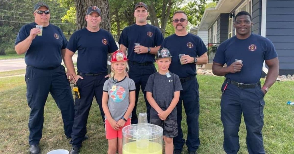 After Thief Steals Tip Jar from Twins' Lemonade Stand, Kind Police Officer Turns It All Around