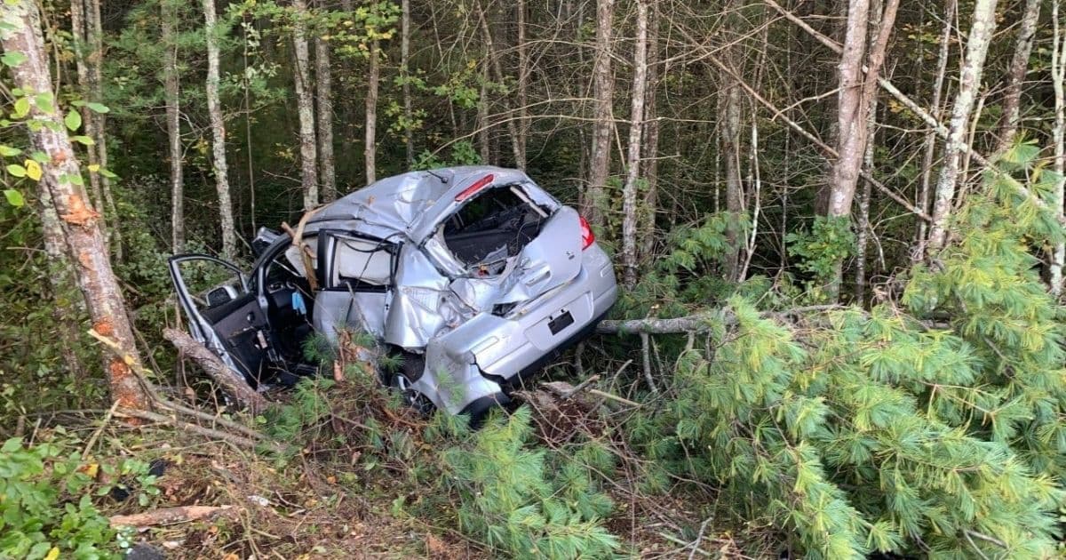 Mom Ejected from Car During Wreck, Crying 4-Year-Old Inside Rescued and Comforted by Good Samaritan