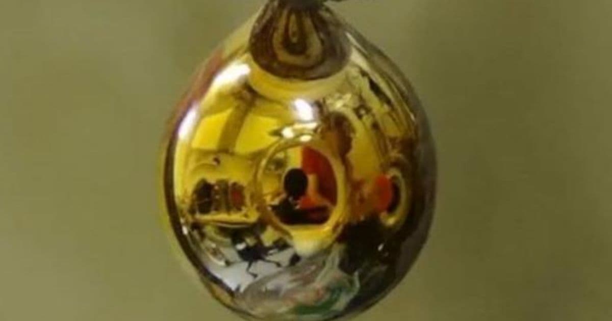 Real-Life Alchemists? Scientists Transform Purified Water Into Shiny, Golden Metal