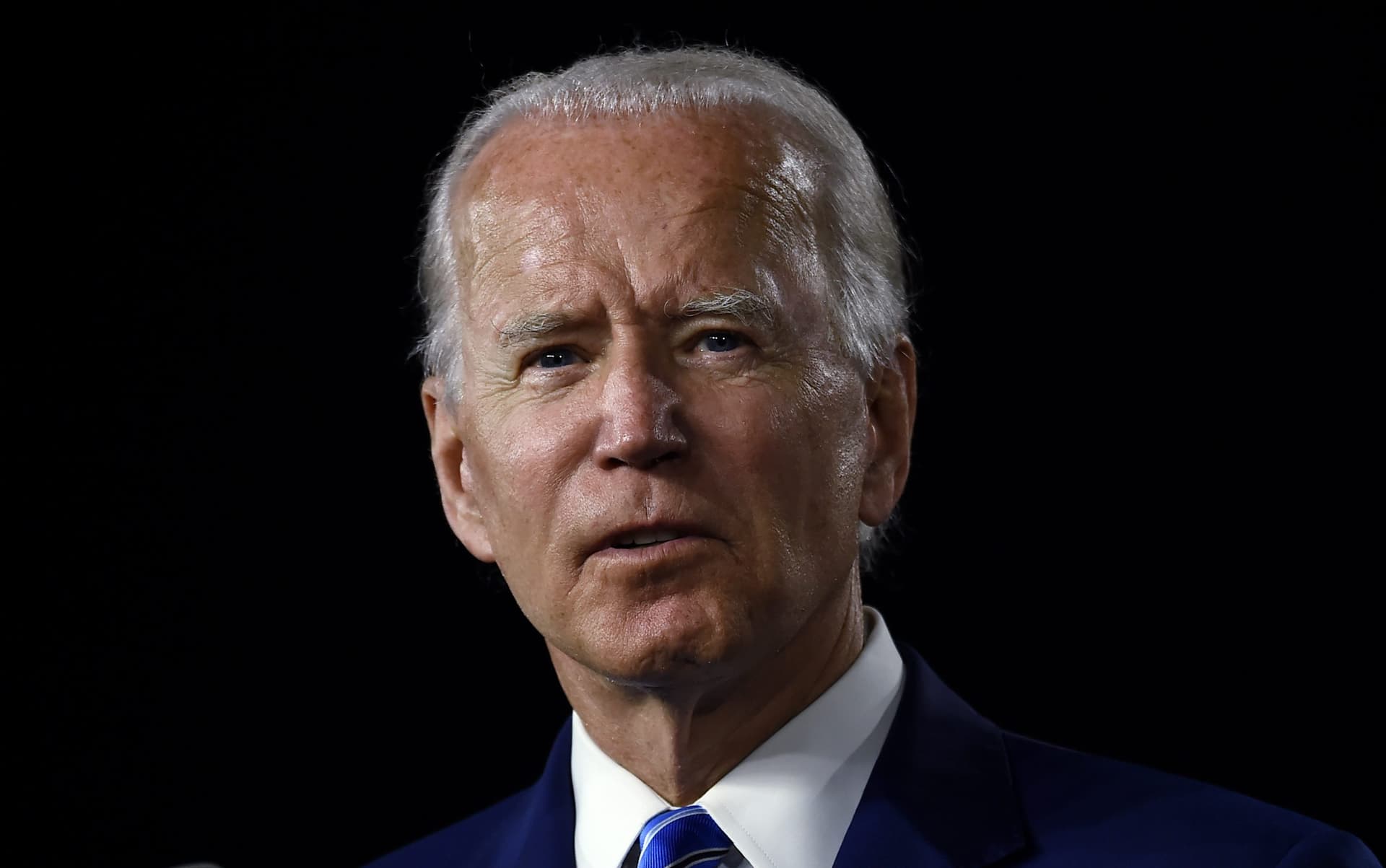 Biden’s Brain Breaks So Bad Trying to Read Number, Fauci Has to Step In and Do the Talking for Him