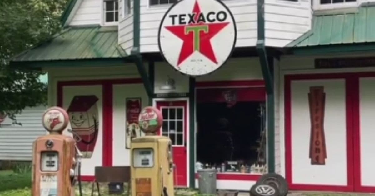Girl Discovers Perfectly Preserved 1950s Diner in Middle of the Woods