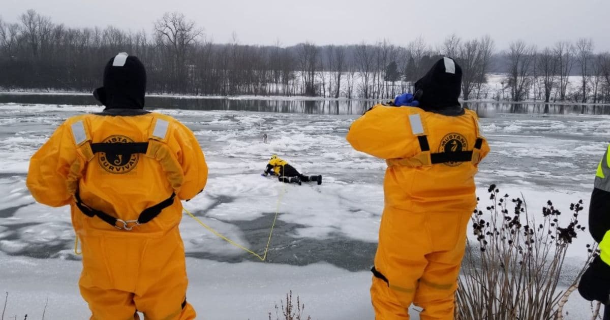 Firefighters Rescue Dog After It Chases Geese Onto Frozen River and Leash Gets Stuck 30 Yards Out