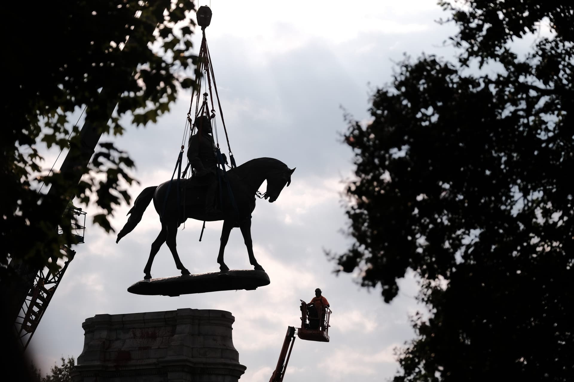 Report Reveals the Number of Confederate Statues That Were Removed or Renamed in 2021