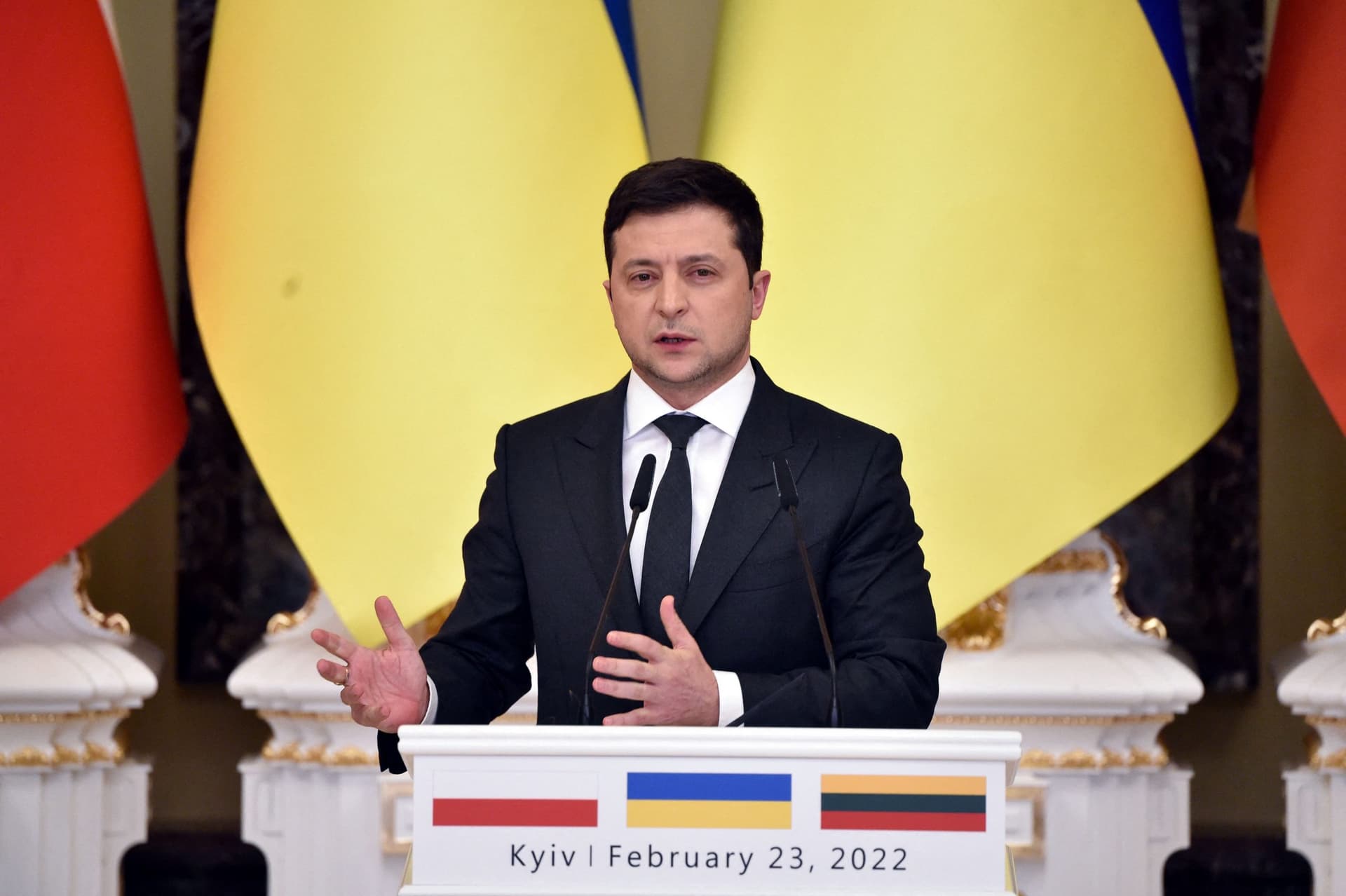 Zelenskyy Signs Application Requesting Ukraine Join the European Union