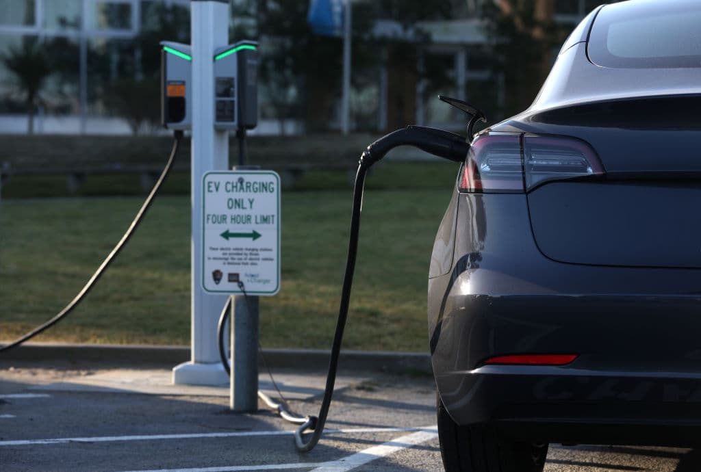 Drivers and Passengers Getting Sick While in Electric Vehicles – Doctor Confirms It’s ‘A Real Thing’