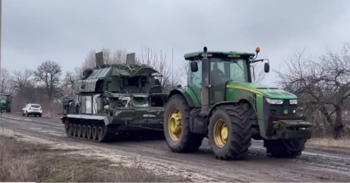 Putin Humiliated as Ukrainian Tractor Reportedly Recorded Towing One of Putin's Defeated Missile Systems