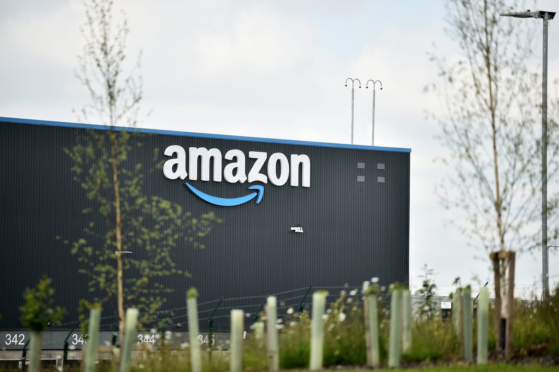 Amazon Driver Shovels Snow for Customer in Wheelchair