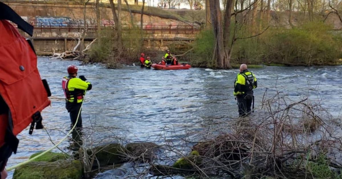 Kayaker Spots Mom and Young Daughter Drowning in River, Races to Save Them Before It's Too Late