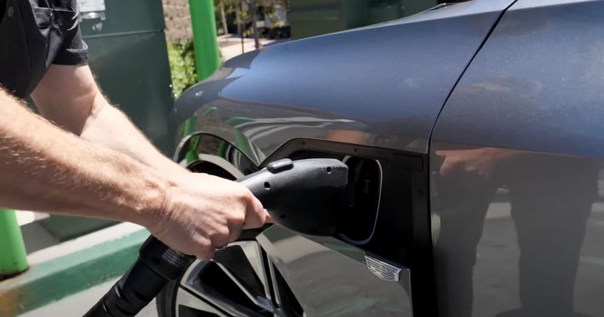 Painful: Journalist Spends 30 Minutes Trying To Get Electric Car Charger To Work, Forced To Completely Give Up