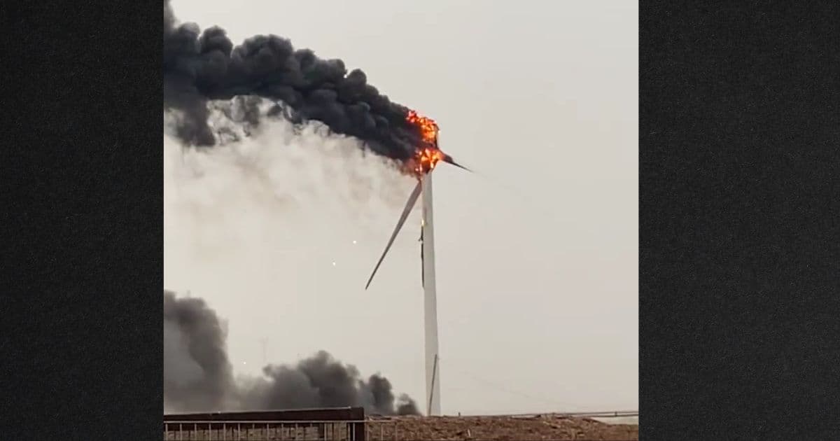 TX Wind Turbine Struck by Lighting, Turns Into Spinning Wheel of Fire as It Disintegrates