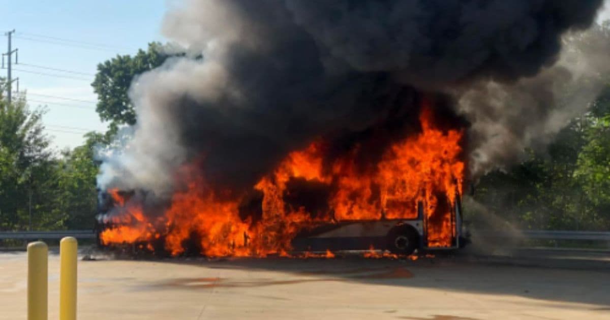 Electric Bus Spontaneously Catches Fire as Black Smoke Fills the Air, 3 Sent to Hospital