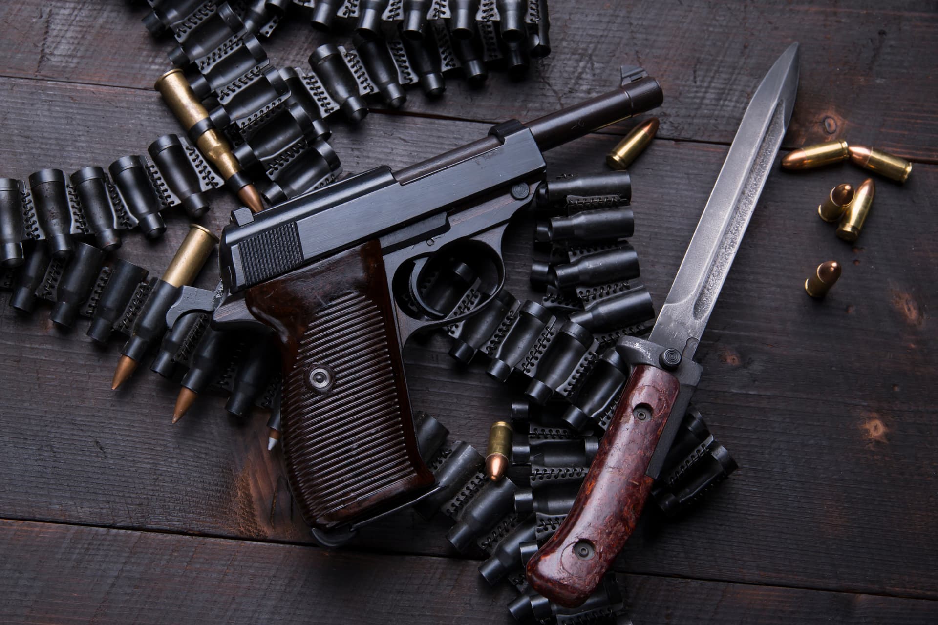 Alleged Intruder Tries to Stab Homeowner, Learns After 7 Shots What Happens When You Play Stupid Games