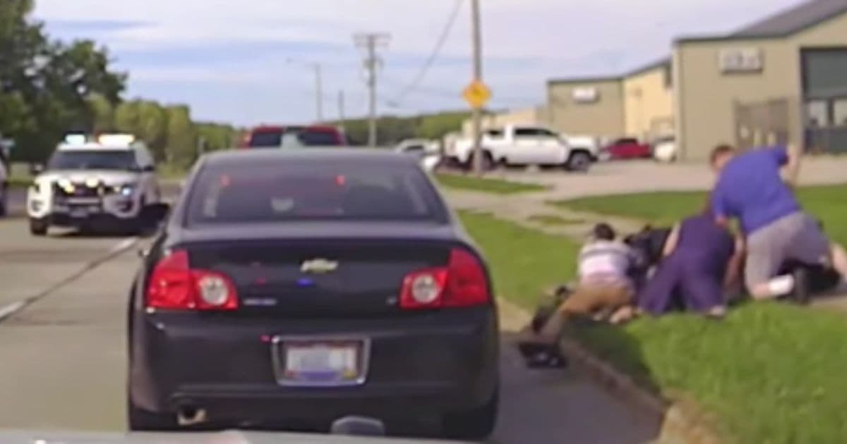 'You Don't Do That To A Woman': Good Samaritans Rescue Female Officer After Traffic Stop Turns Violent
