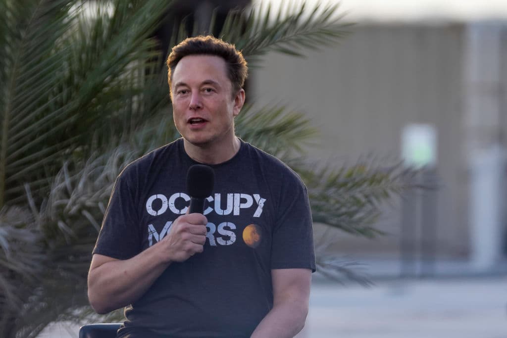 Report: Musk Reverses, Plans to Go Through with Twitter Deal as Shares Are Halted