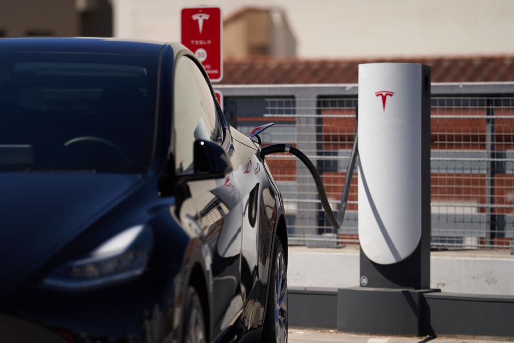 Siblings Take EV on Trip, End Up Stopping Every 1.5 Hours to Charge – Claim ‘Cheaper Than Gas’ Is Lie