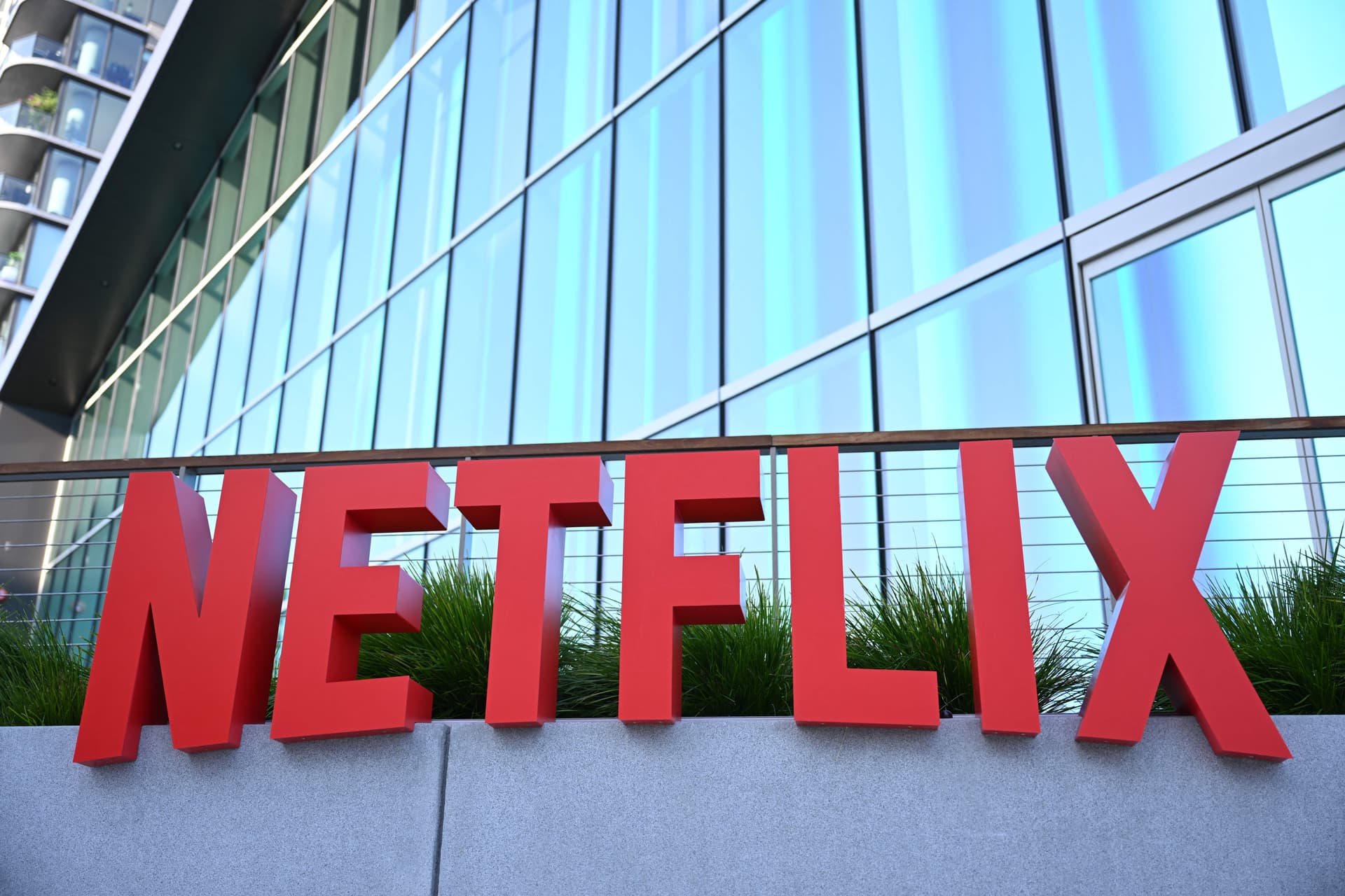 Netflix CEO Blasts Democratic Party in Endorsement of Former Republican