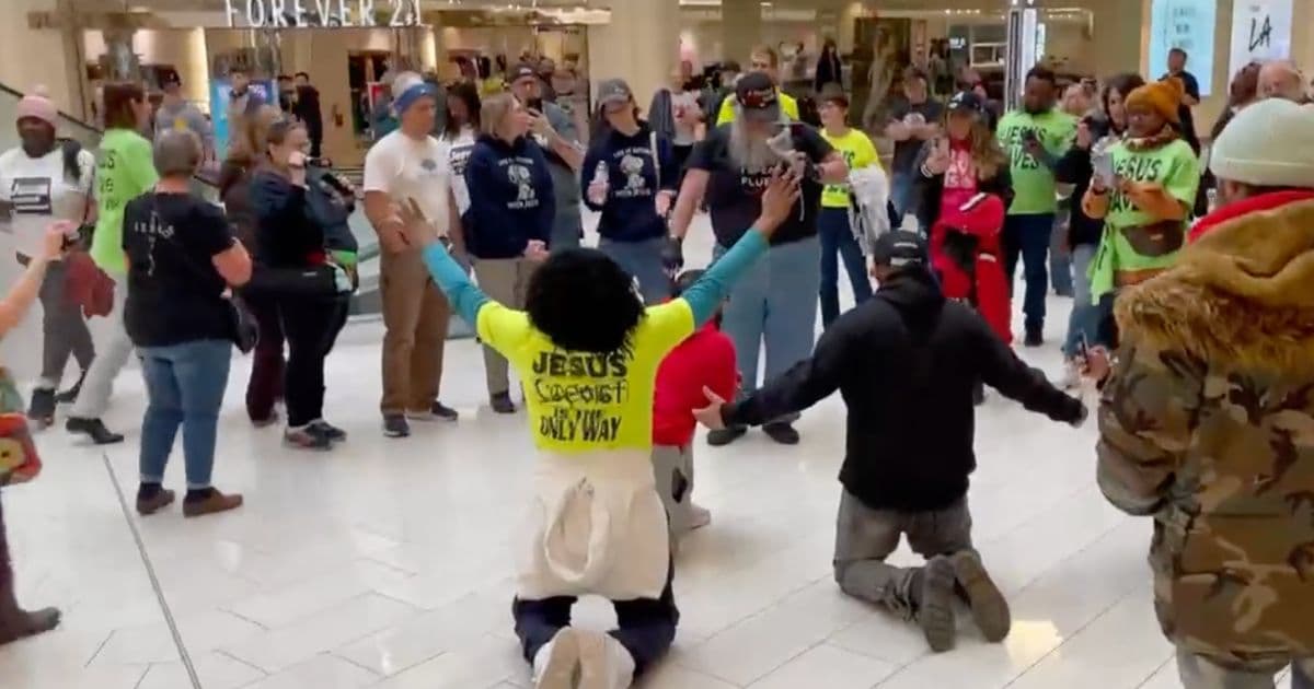 Droves of God-Fearing Americans Descend on Mall of America After Man Was Ordered to Remove ‘Jesus Saves’ Shirt
