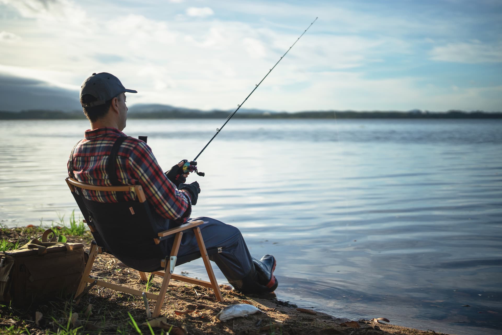 Teen Catches Wallet With $2,000 While Fishing and Finds the Owner to Return it