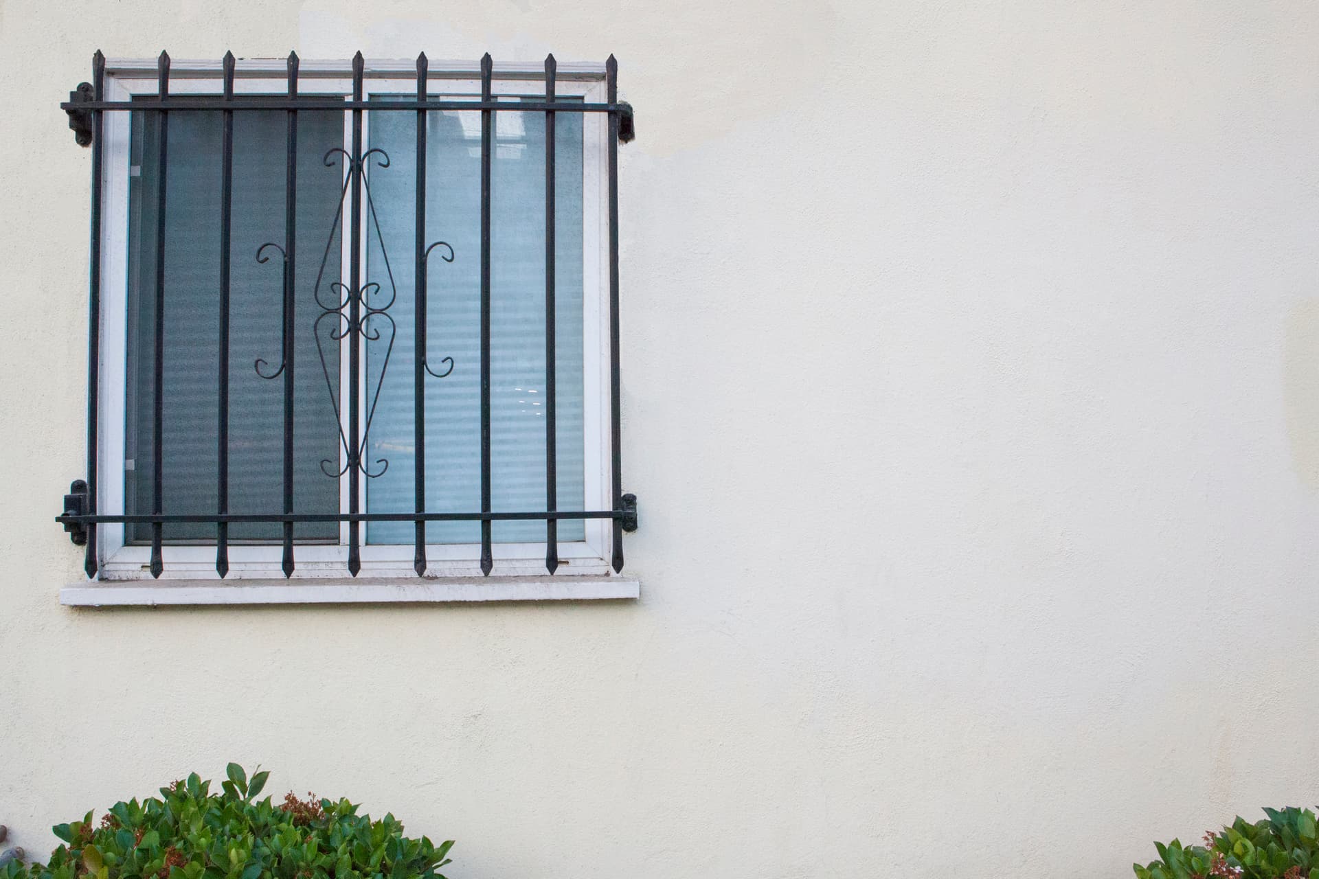 Crime Is So Bad in 1 California City, Officials Are Urging Residents to Install Security Bars