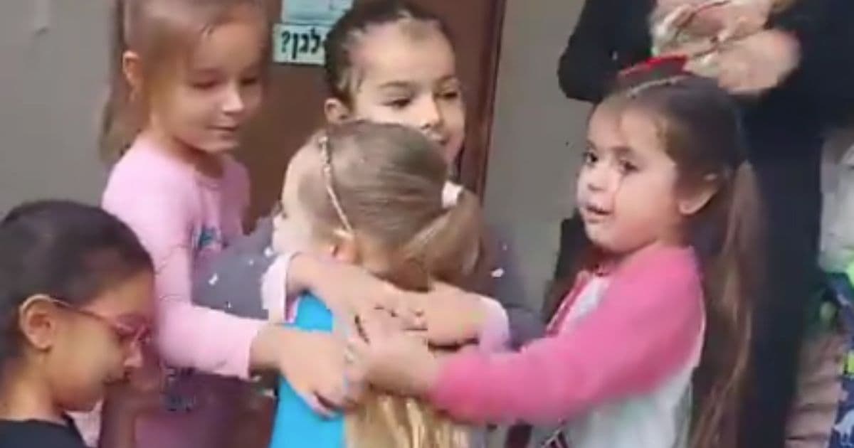 Watch: Classmates Welcome Israeli Girl Back to Kindergarten After 7 Weeks in Hamas Captivity