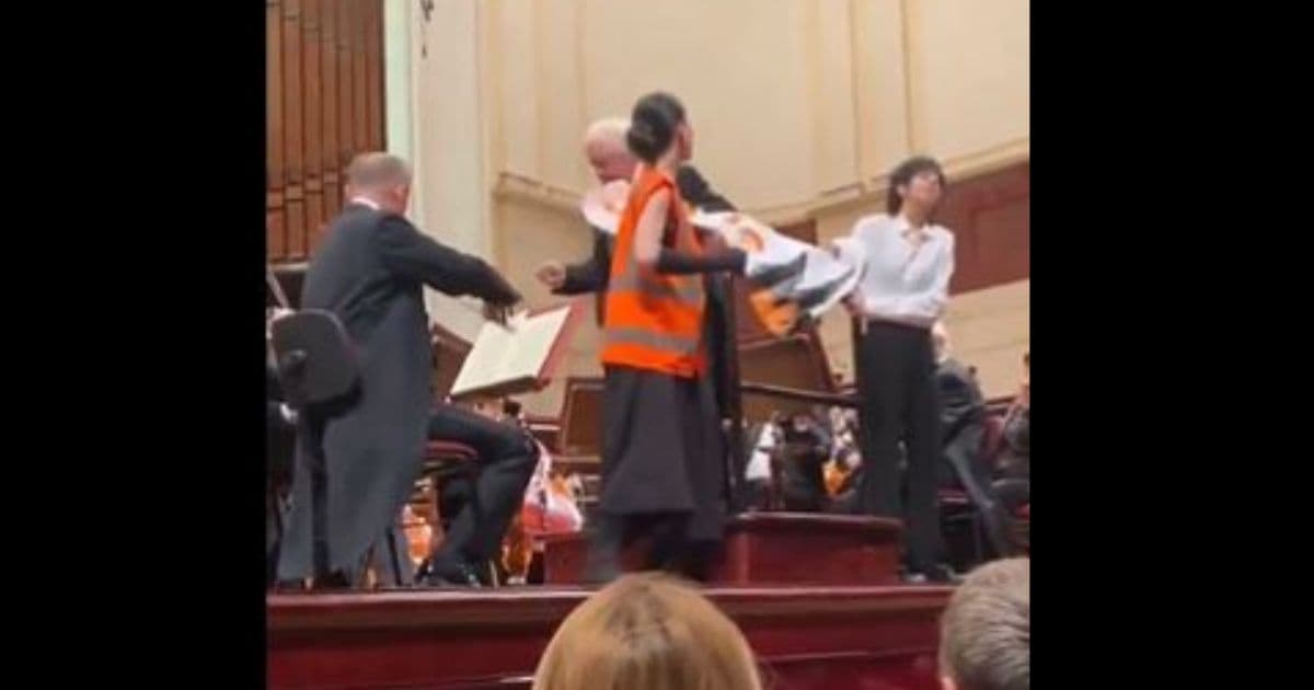 Climate Protesters Try Disrupting Polish Philharmonic Orchestra, Crowd Applauds When Conductor Ends Their Stand in One Move