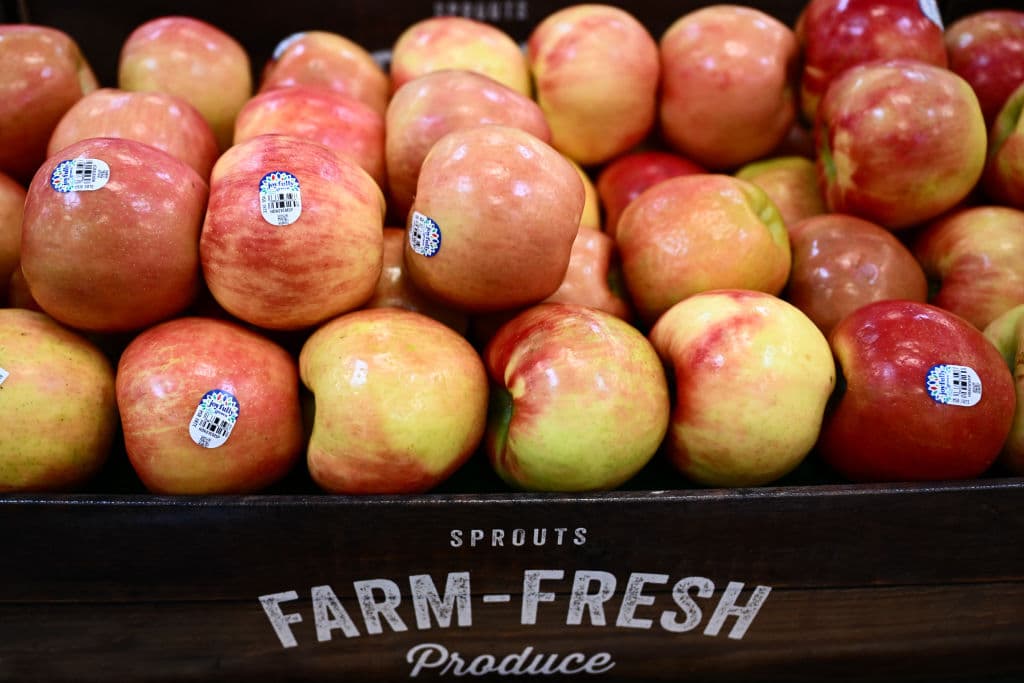 ‘$7 to Buy an Apple?’ – Fruit Purchase Sends Shopper Into Intense Meltdown That Goes Viral