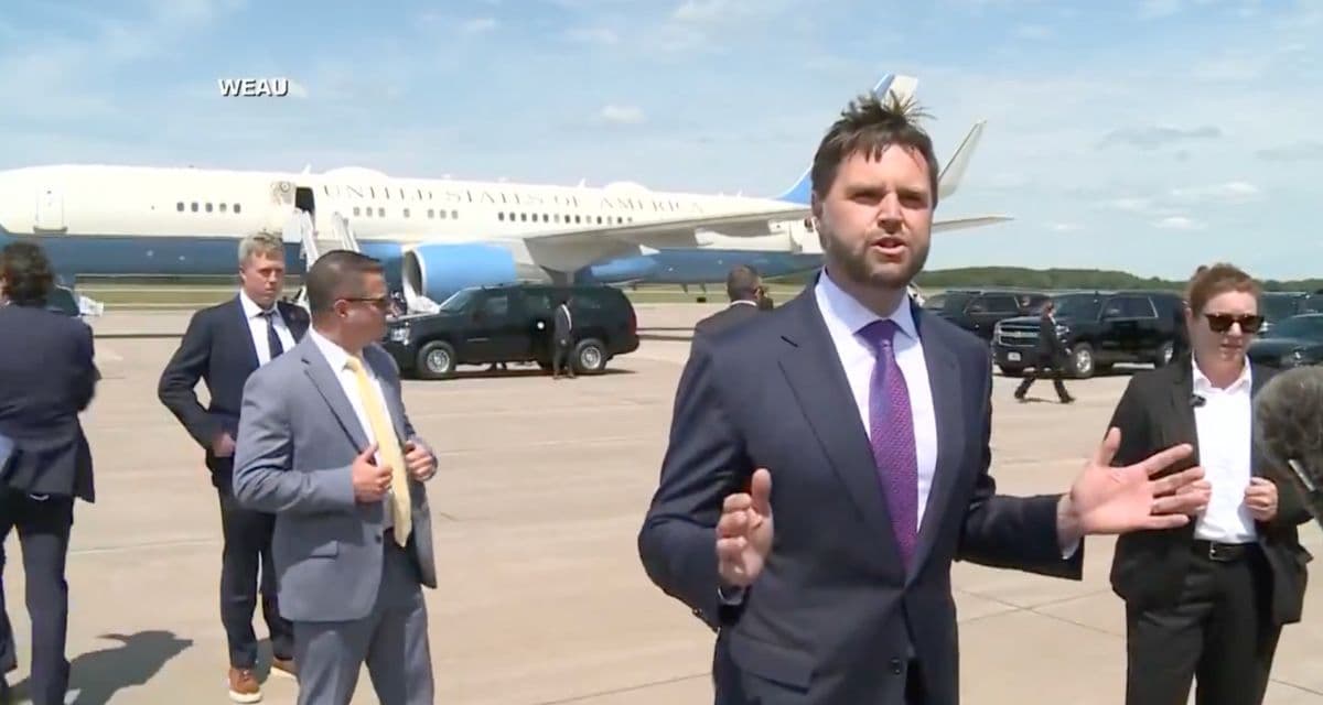 Vance Walks Over to Harris’ Plane at Airport to Pressure Her to Take Questions From Reporters