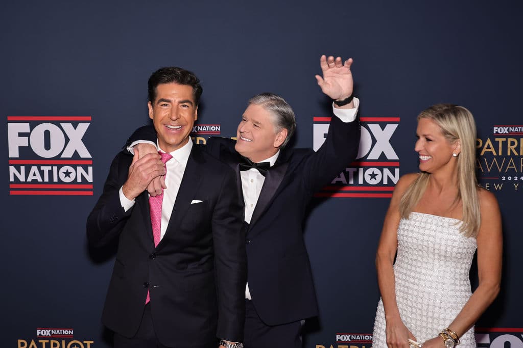Fox News’ Hannity Pops Question to Earhardt on Christmas 