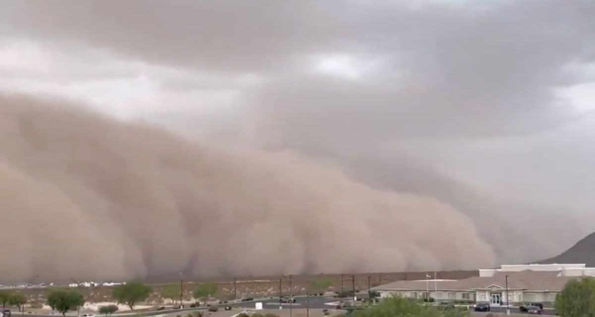 Massive Wall Of Dust Rolls Through Phoenix Causing Power Outages