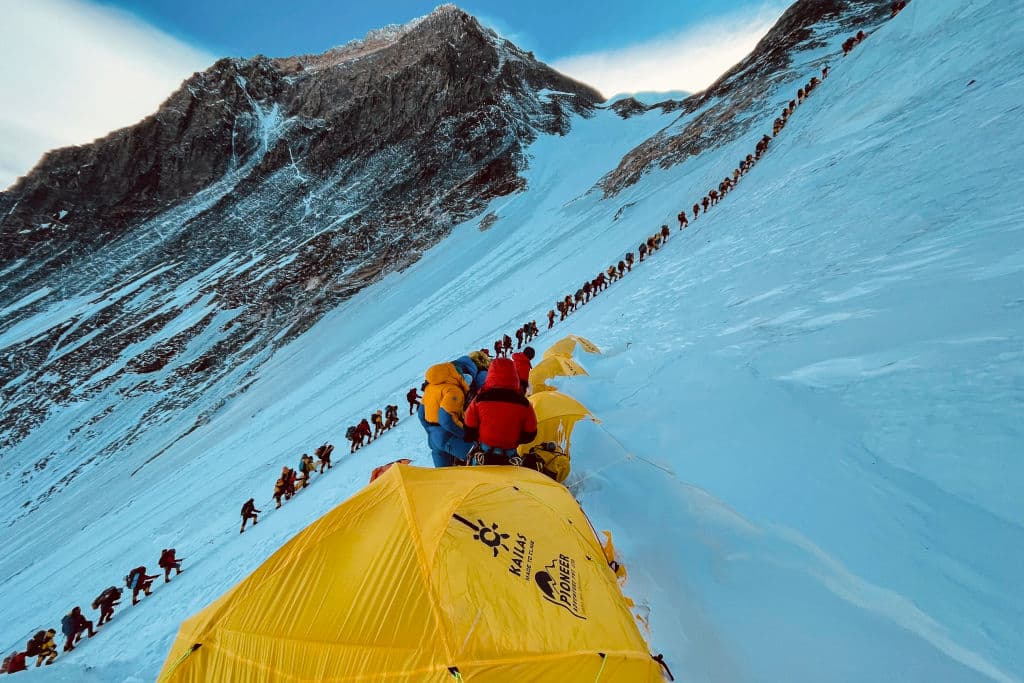 Billzard Traps Nearly 1,000 Everest Climbers