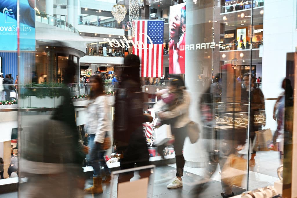 US Consumer Spending Slows in September as Inflation and Income Gaps Bite