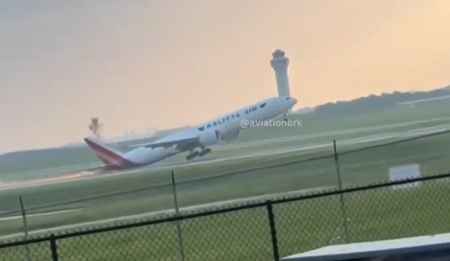 Video Captures Sparks as Boeing 777 Scrapes Runway at Kentucky Airport
