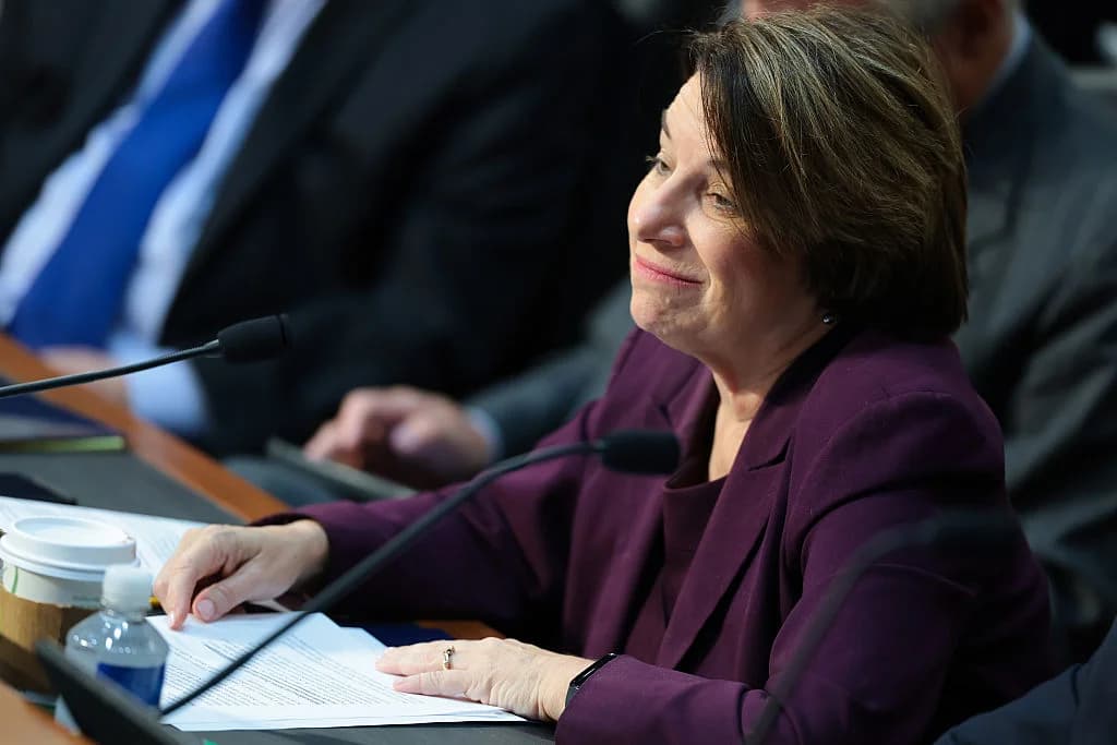 Klobuchar Secures Democratic Nomination in Minnesota Governor’s Race