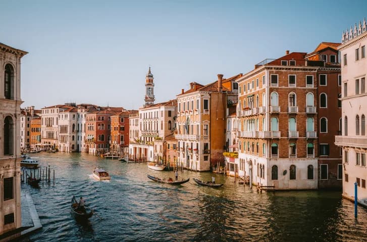 American Tourist Learns the Hard Way About Veniceās Shirtless Rule