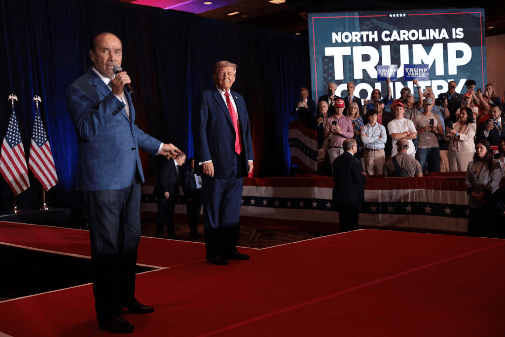 Singer Lee Greenwood Proud to Celebrate America’s Birthday With Trump