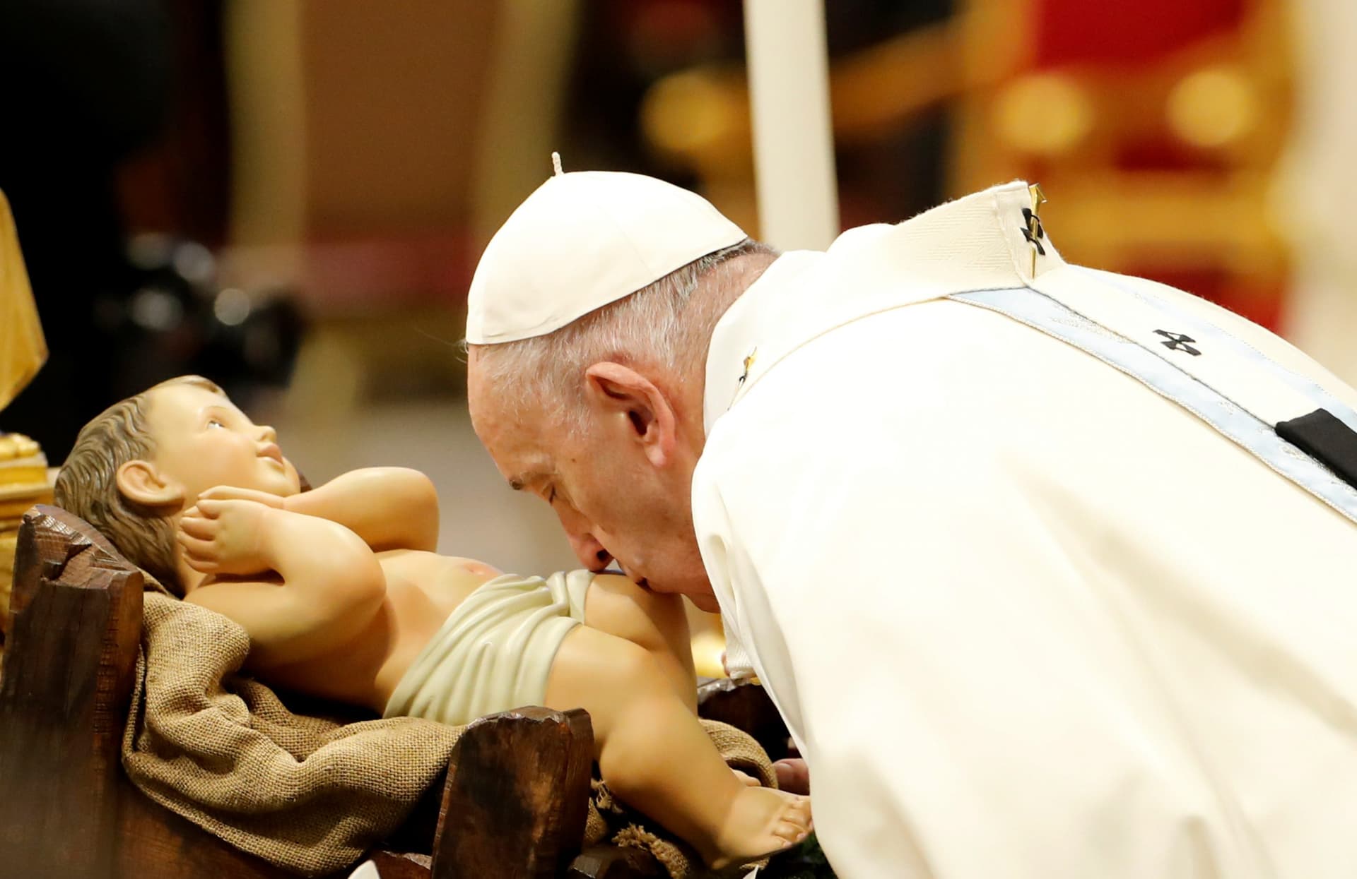 Pope Apologizes for âBad Exampleâ of Slapping Arm of Pilgrim Who Tugged Him