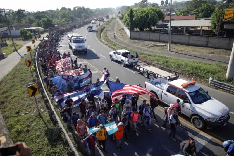 Hundreds of Central Americans Enter Mexico Under Watch of Security Forces