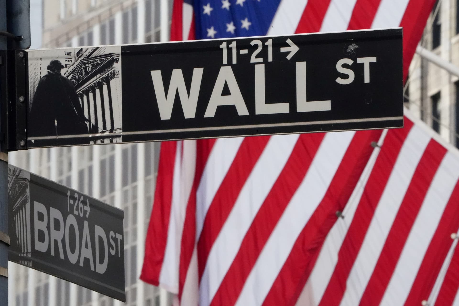 Stocks Fall, Close out Biggest Quarterly Drop Since 2008