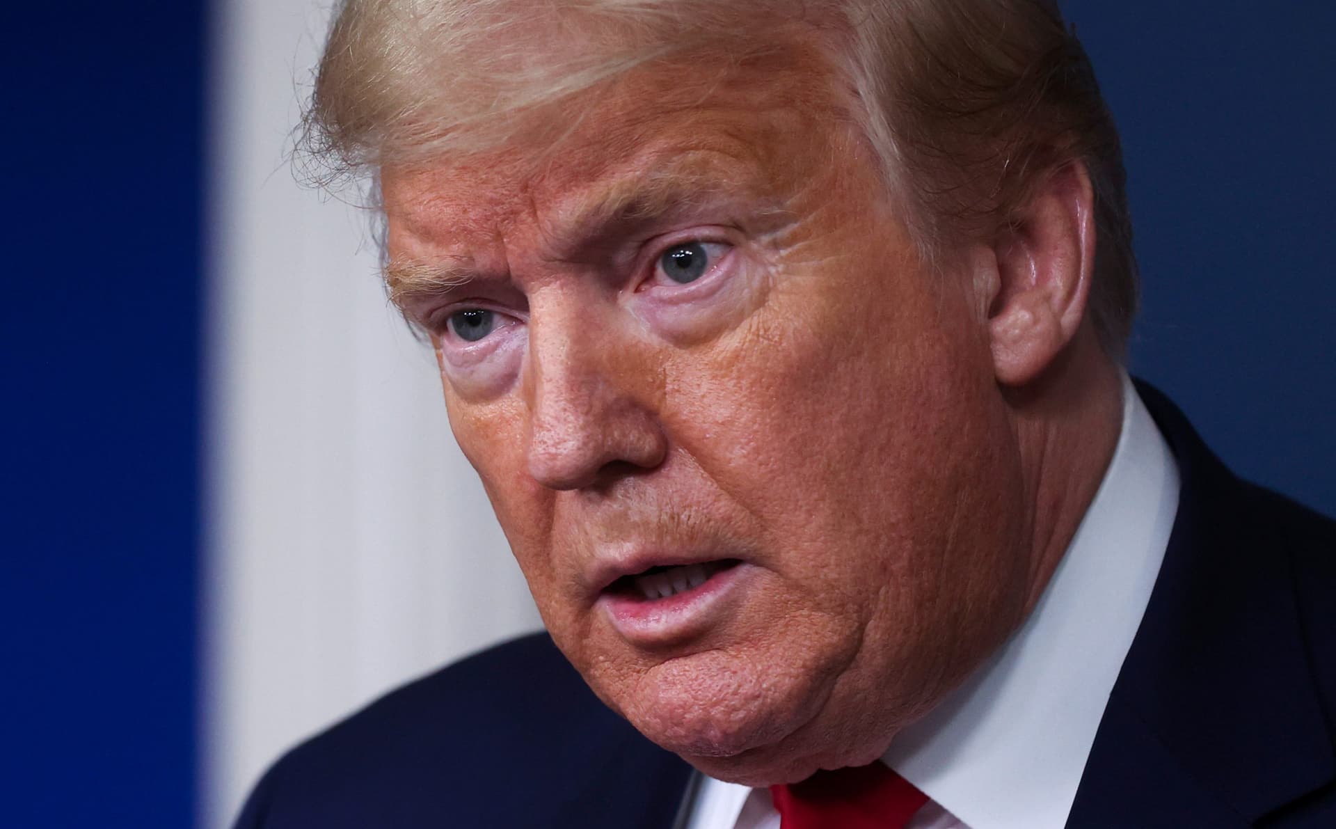 Trumpās Approval of Handling Coronavirus Outbreak Drops, Poll Shows