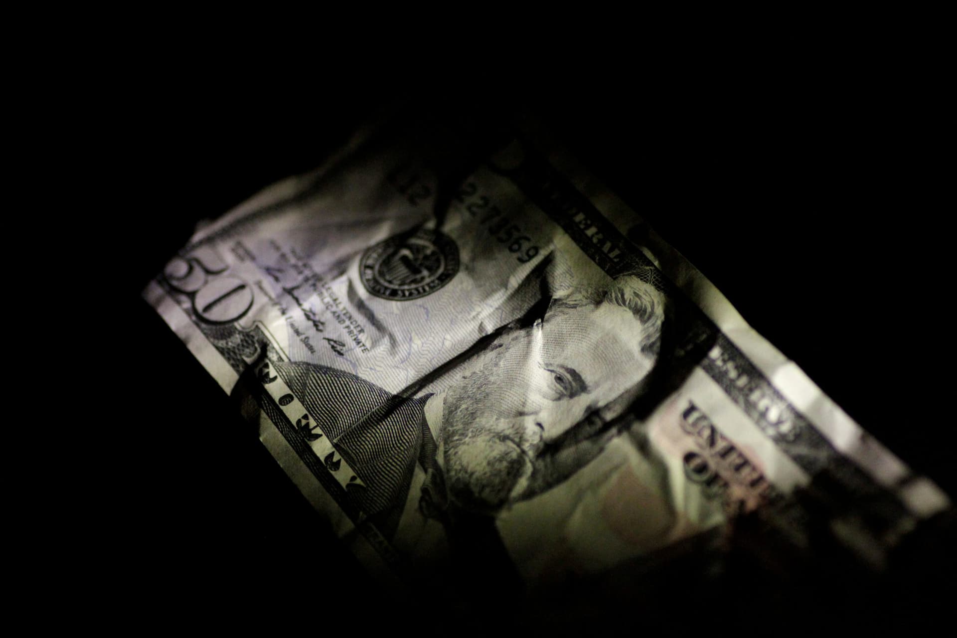 Dollar Hits Three-Week High, Shrugging off Grim US Data