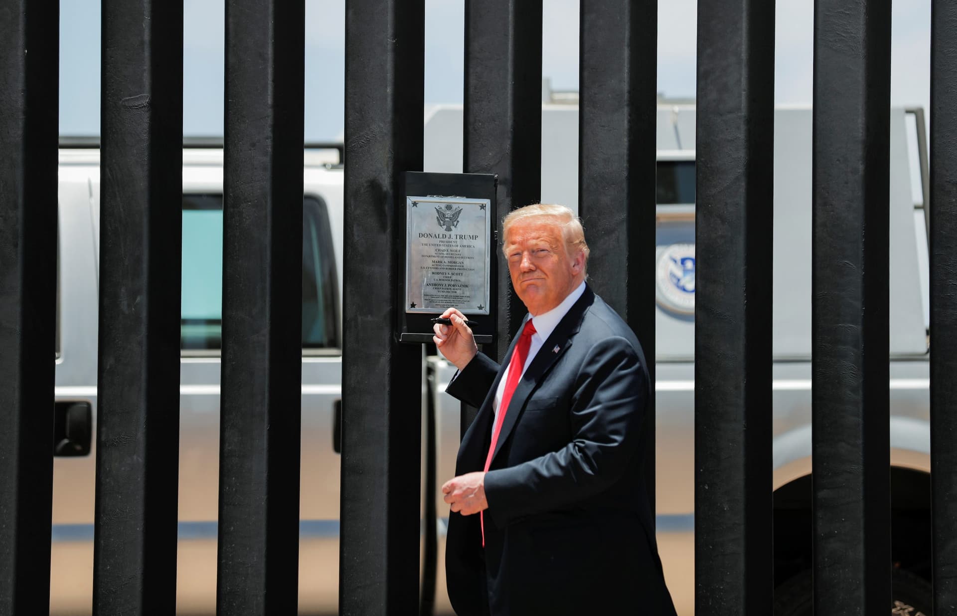 Trump Signs âFoolproofâ Border Wall During Trip to Arizona