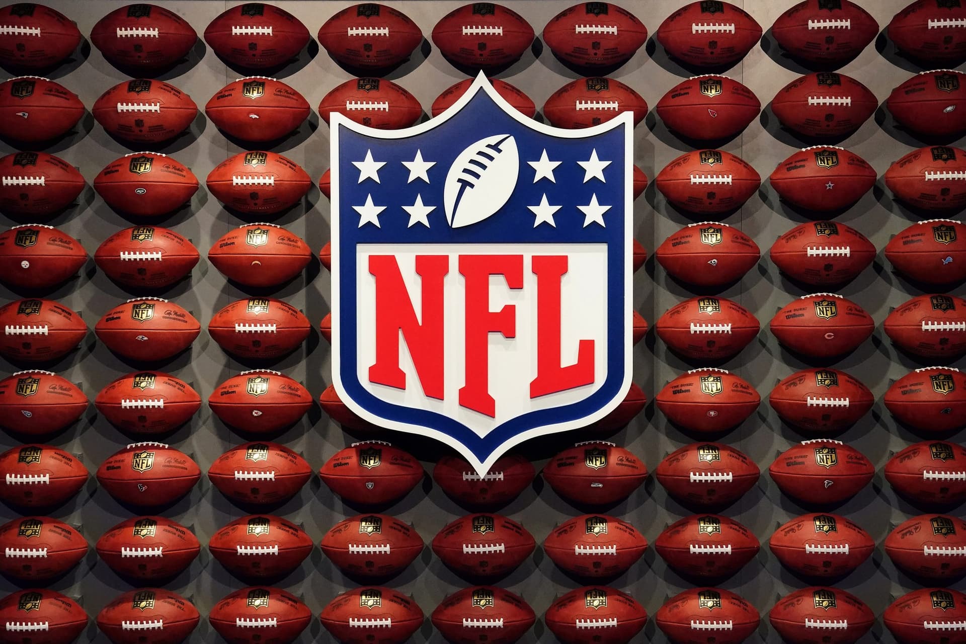 NFL Chooses Singer Whose Hit Song Says US Is Not the Land of the Free for Super Bowl Anthem