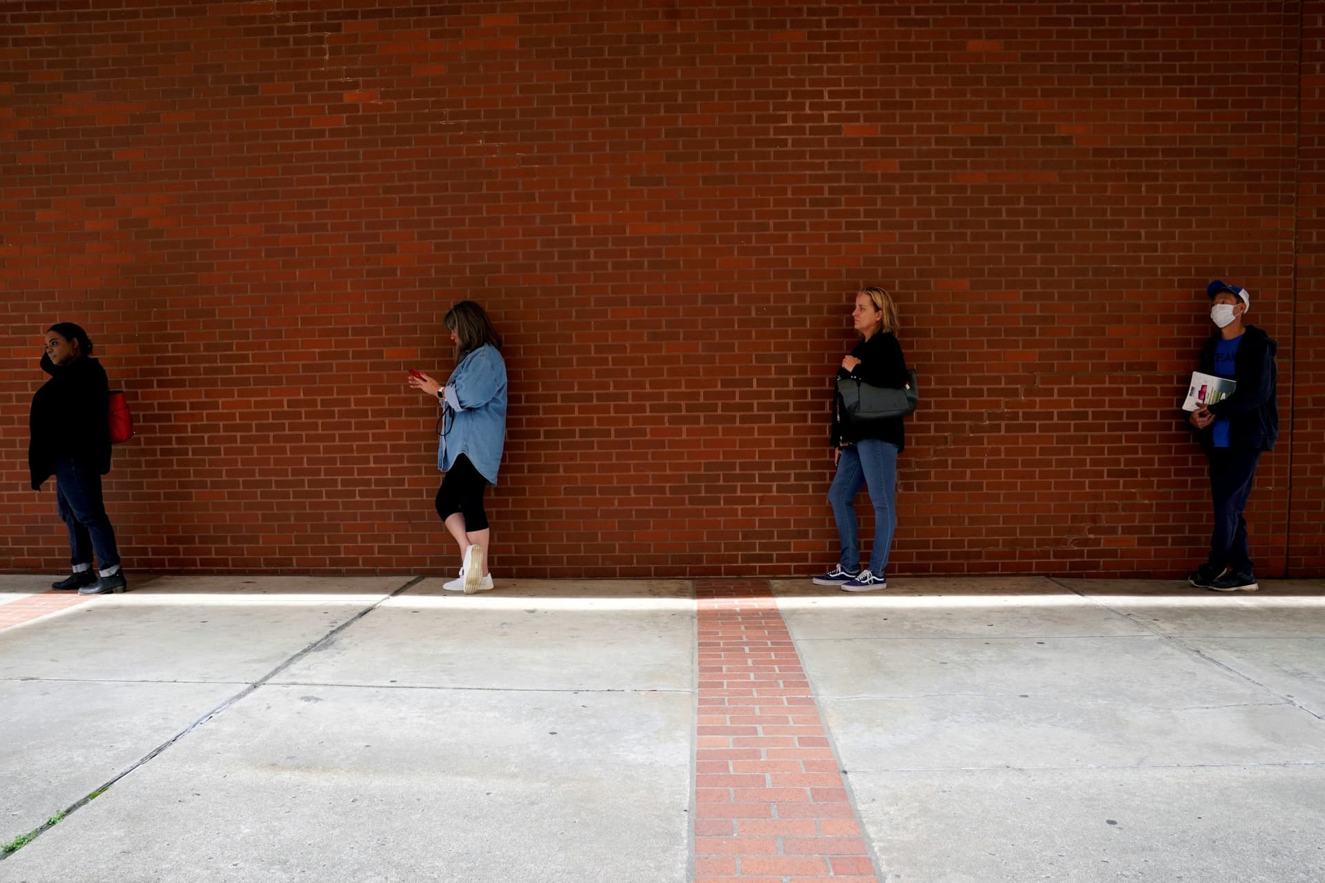 US Weekly Jobless Claims Ease, Layoffs Jump 54% in July