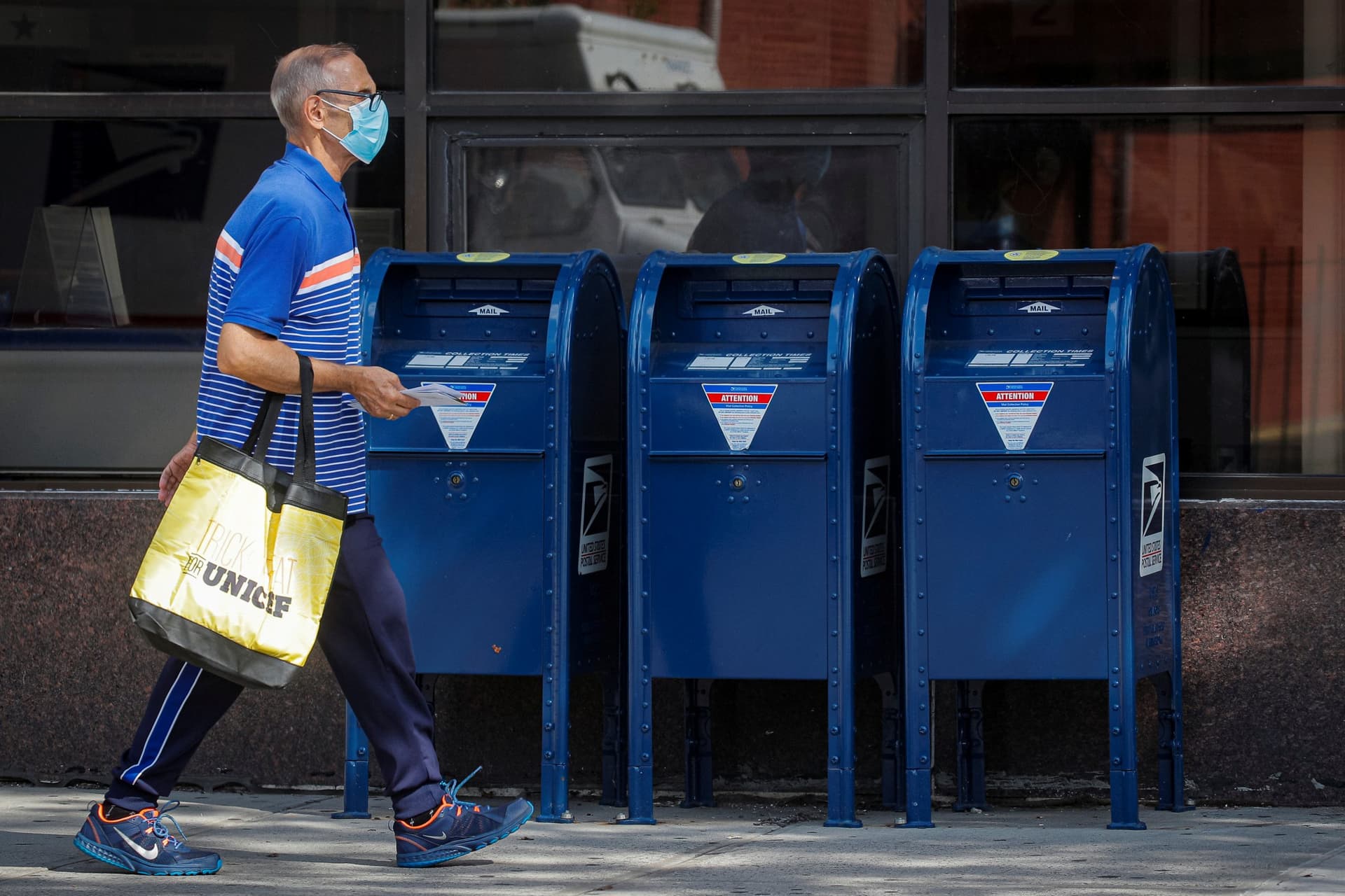 US Voting Officials Scramble in Wake of āMisleadingā USPS Mailer