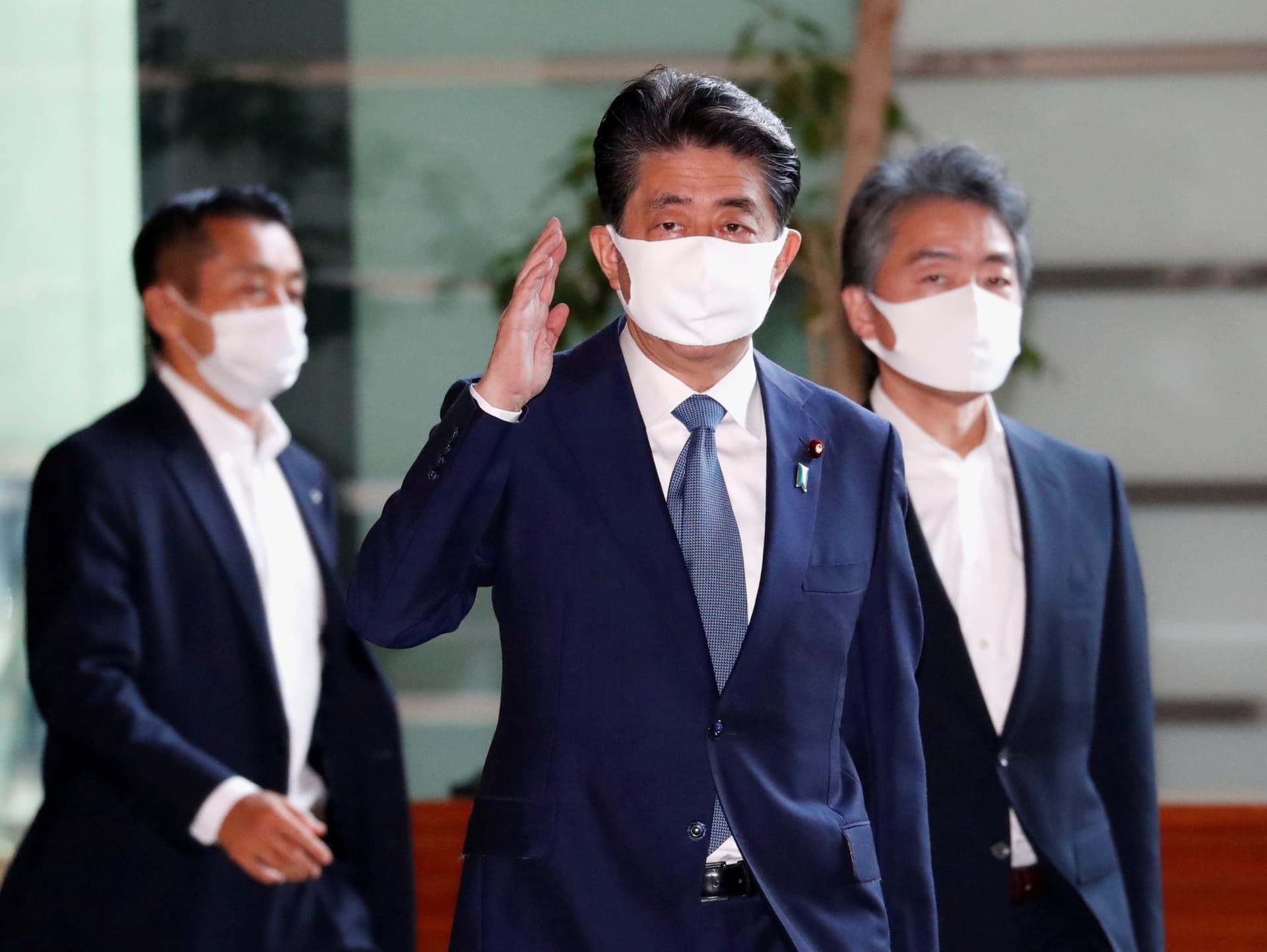 Japanâs PM Abe Resigns as Coronavirus Hits Economy, Endangers Legacy