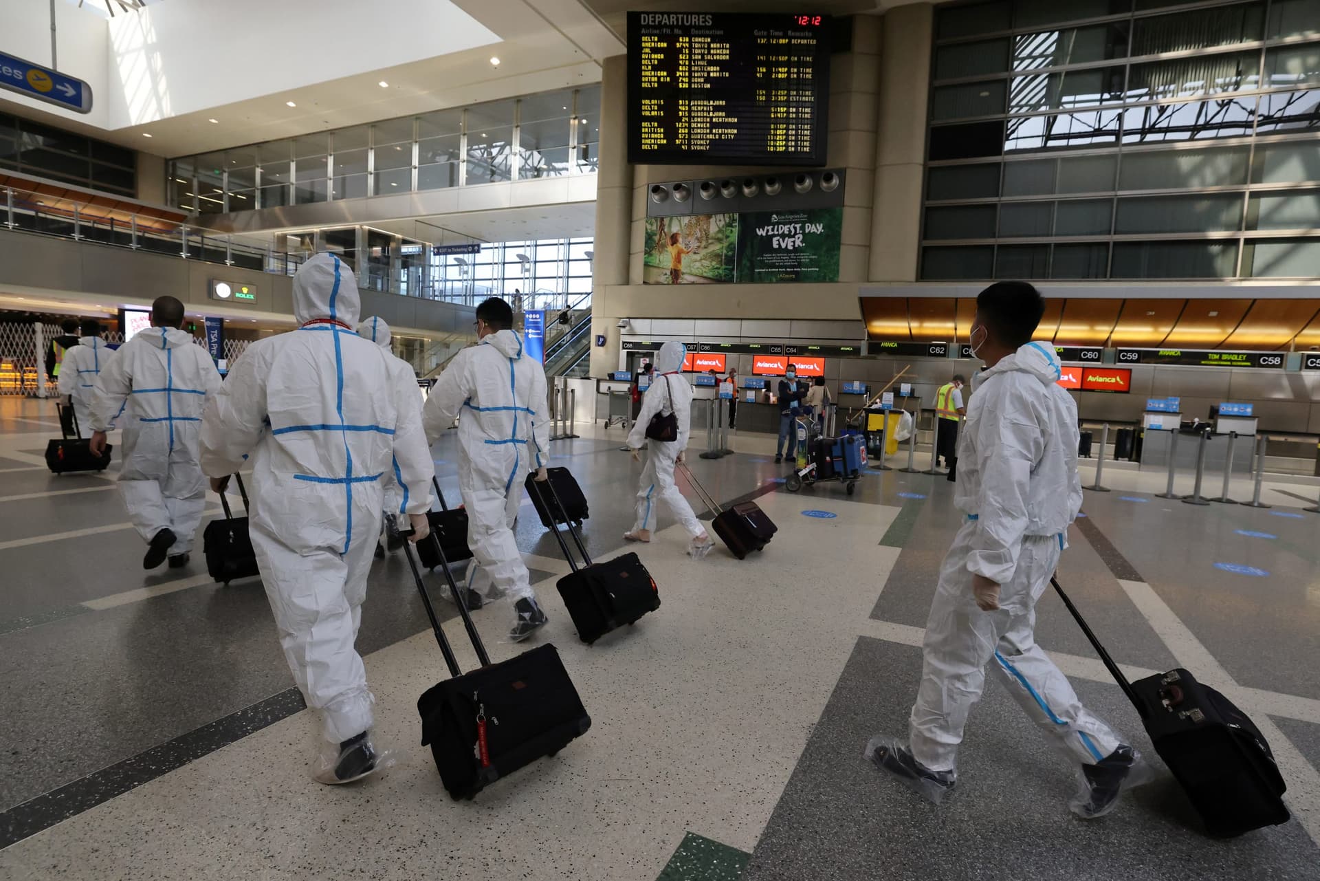 US Holiday Travelers Voice Dread, Determination as They Defy COVID-19 Warnings