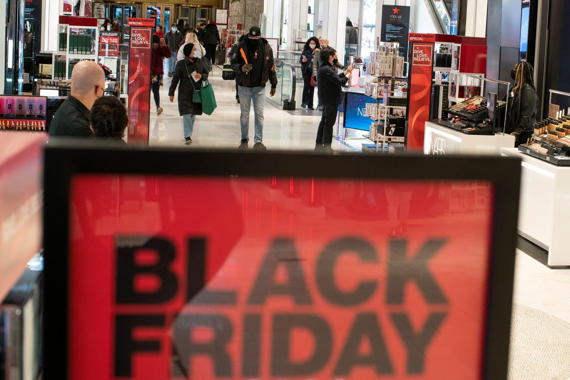 Pandemic Fears, Online Deals Thin US Black Friday Crowds