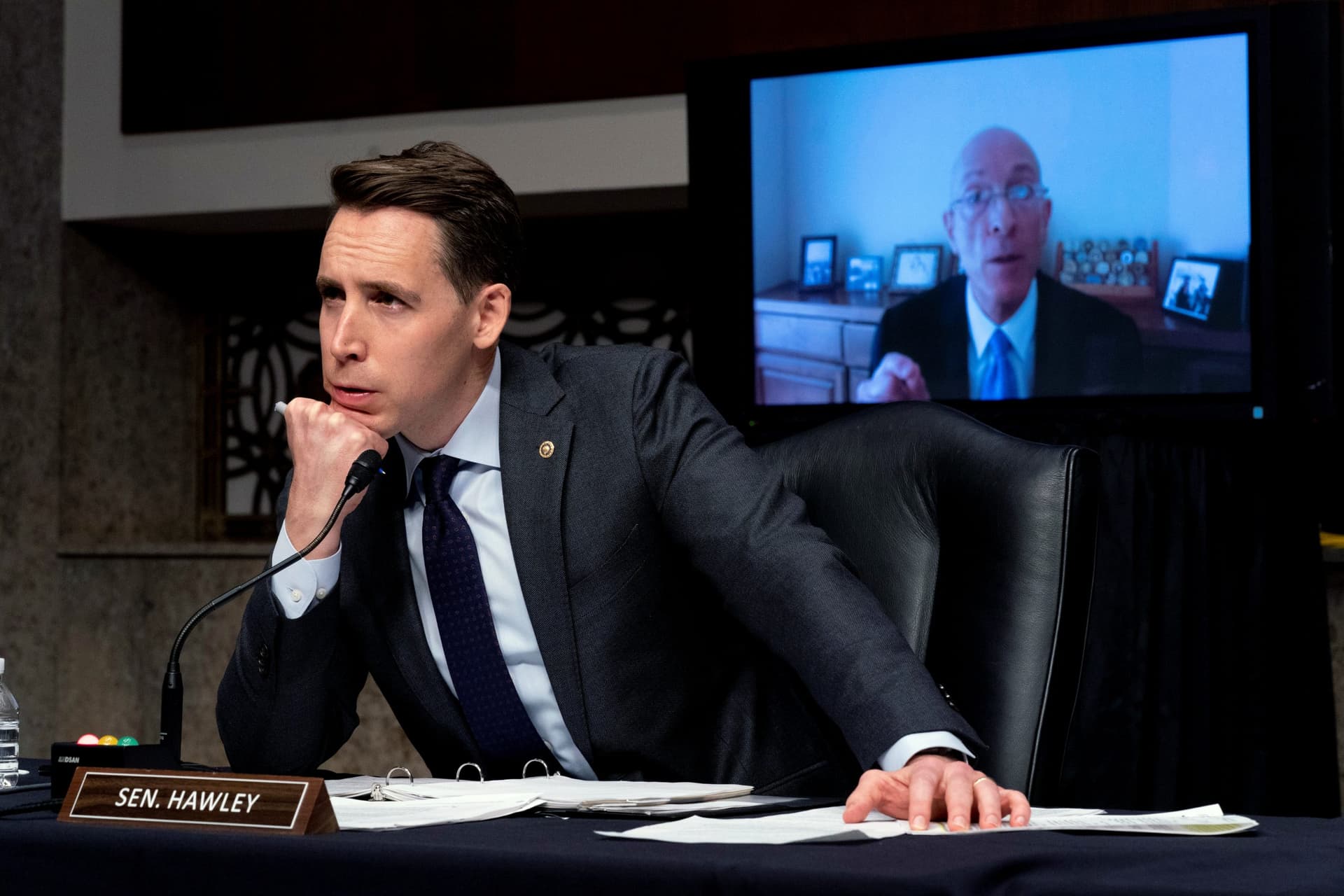 Hawley Targets Billion-Dollar Corporations in Proposal on $15 Minimum Wage Hike